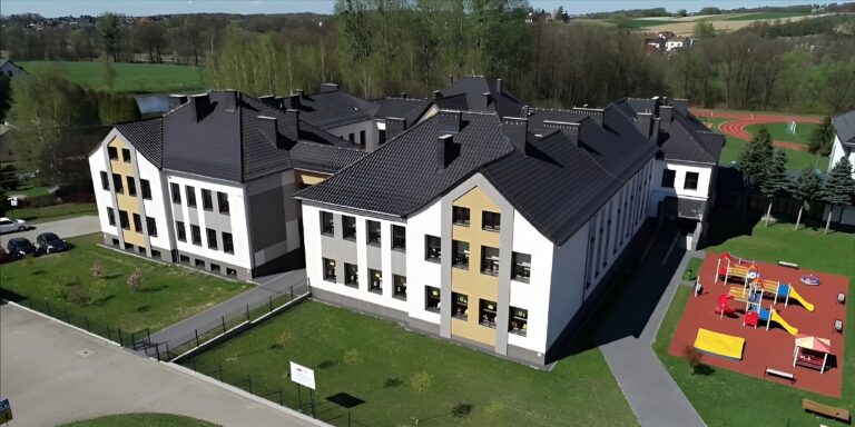 Budynek szkoły ZSPNR1 w osieku