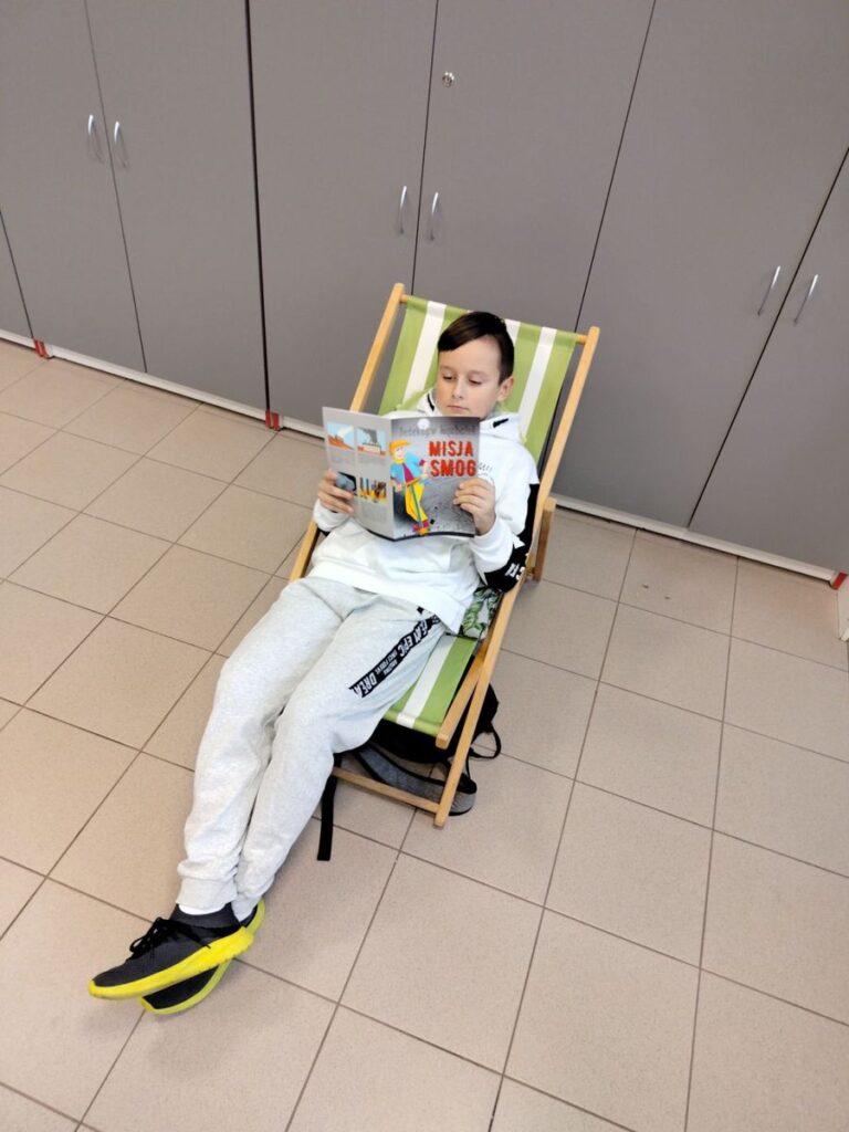 chłopiec na leżaku