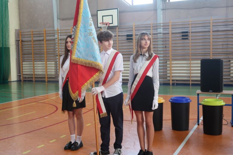 apel dzieci ubrane na galowo