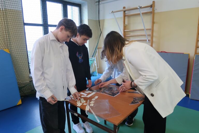 dzieci segregują kartki