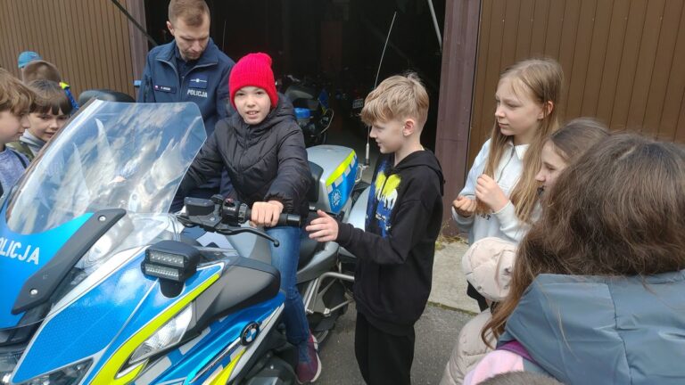 Dziecko na motocyklu policyjnym