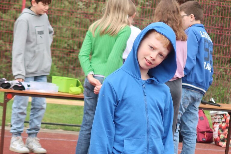 uśmiechnięty chłopiec