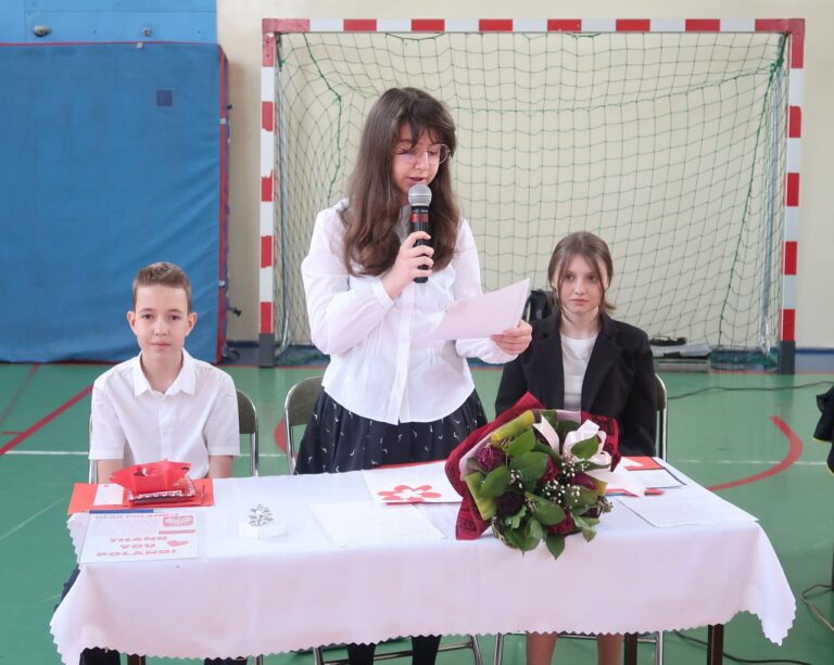 dziewczyna przemawia na apelu