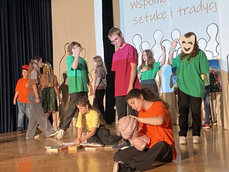 przedstawienie szkolne dzieci