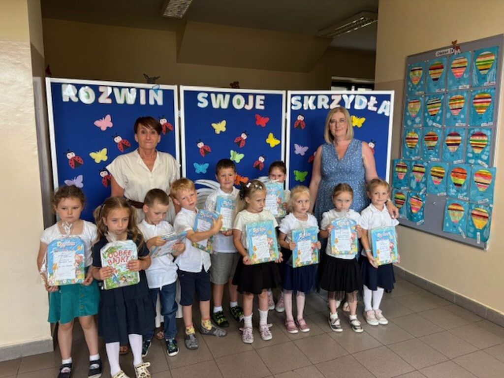 gromadka dzieci i Panie nauczycielki