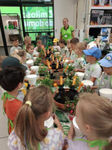 Dzieci sadzą rośliny